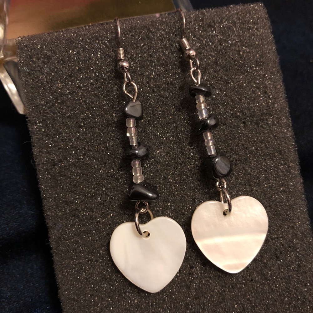 White pearl like hearts earrings hematite glass beads - Picture 1 of 3